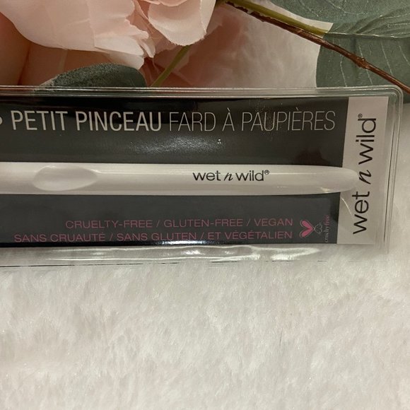 Wet n Wild White & Pink Small Eyeshadow Brush NIB - Picture 2 of 4